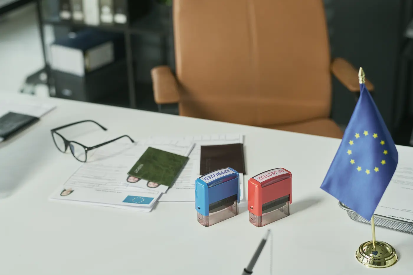 Bureau van een visumbalie met paspoorten, aanvraagformulieren en stempels