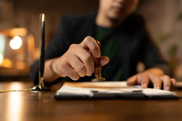 Beëdigd vertaler stempelt officieel document